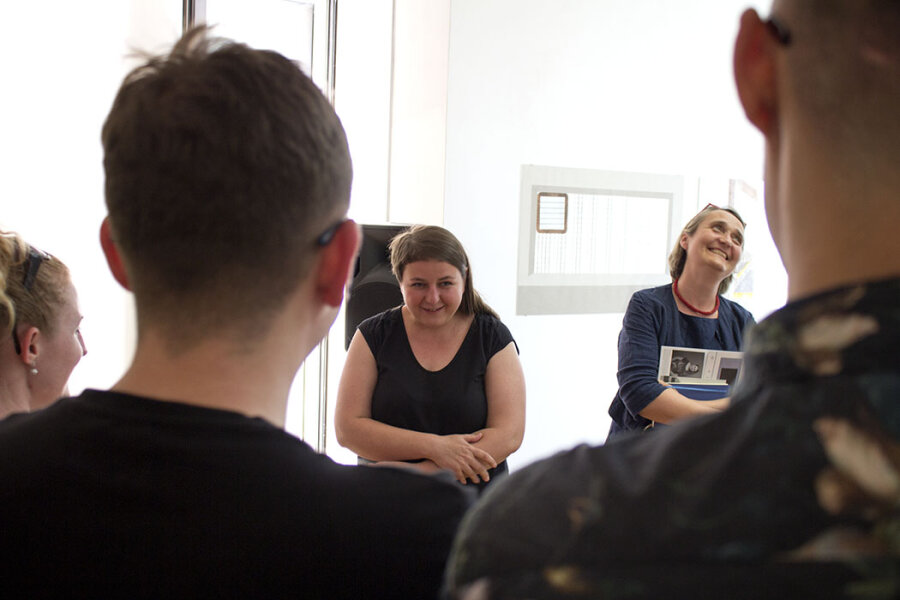 Komentovaná prohlídka výstavy s V. Chalánkovou a T. Petiškovou (foto: L. Sedláčková)